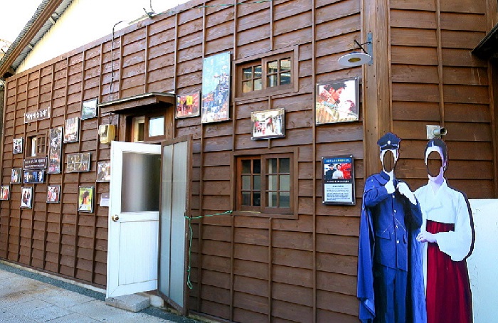 『黎明の瞳』が撮影された近代文化歴史街の家屋ではドラマの主要シーンが納められた写真が観光客を迎える